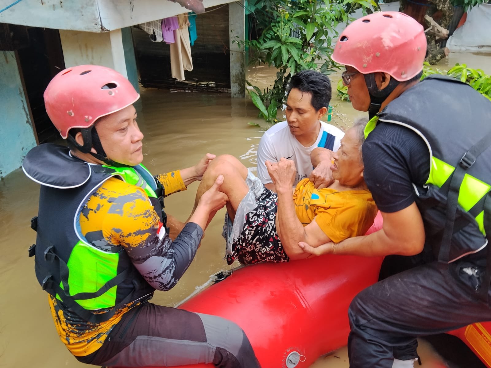 Rico Waas Gerak Cepat Tangani Banjir, BPBD Siaga Sejak Malam, Damkar Dikerahkan Bersihkan Sisa Lumpur