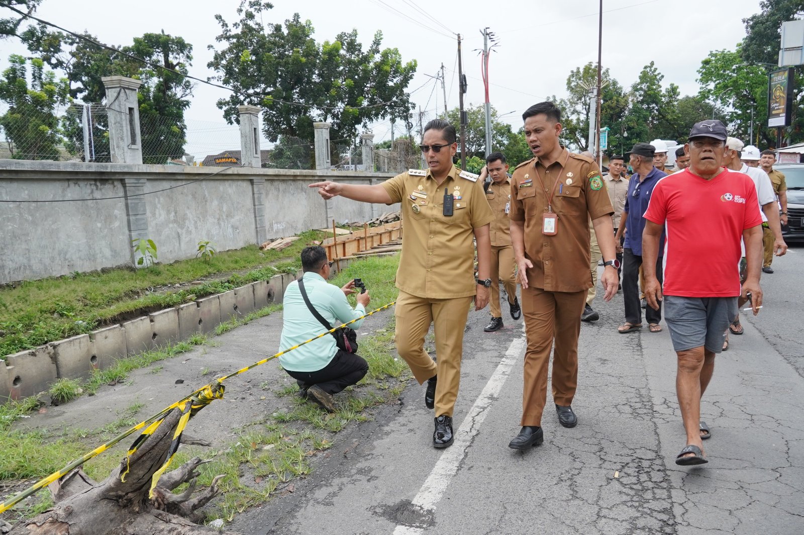 Rico Waas Tinjau Pembangunan Trotoar di Jalan Juanda dan Merak Jingga