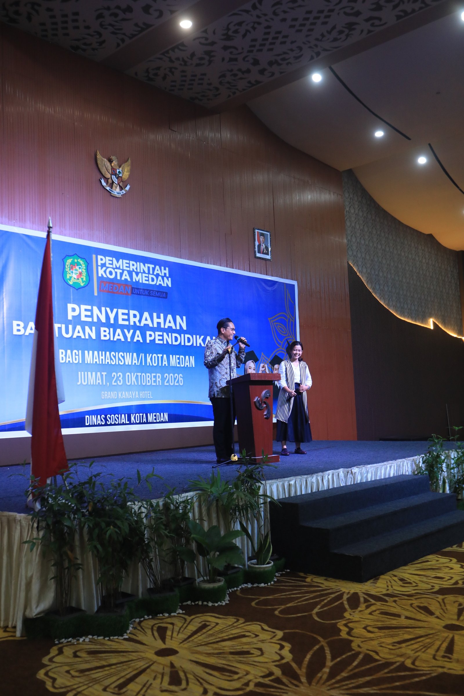 Dari Pajak Rakyat untuk Masa Depan, Rico Waas Serahkan Bantuan Biaya Pendidikan Untuk 214 Mahasiswa